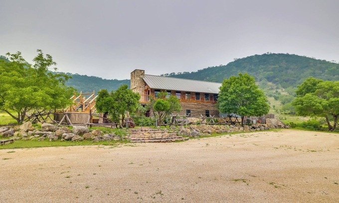 Tarpley Villa | Rural Texas Villa w/Hot Tub - Horses Welcome!