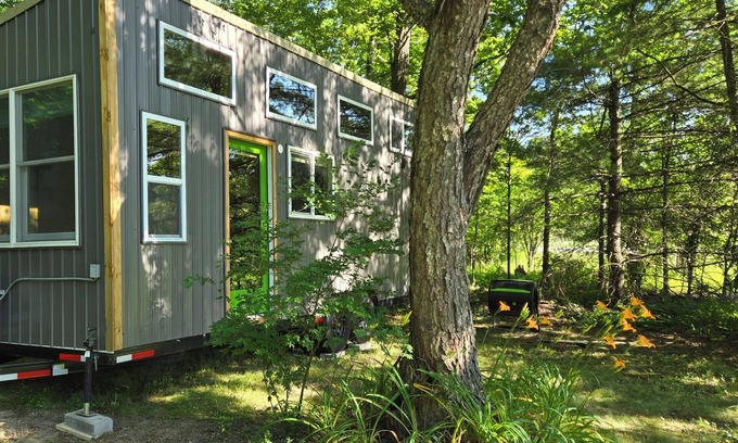 Feura Bush House | Rural Tiny Home + Hot Tub. LGBTQ-friendly!