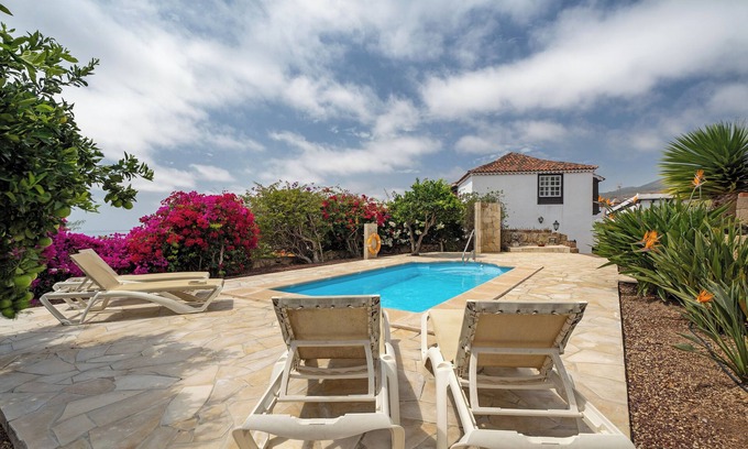 Villa de Arico House | Rural Vacation Home 'La Tunera' with Sea View, Private Pool and Wi-Fi