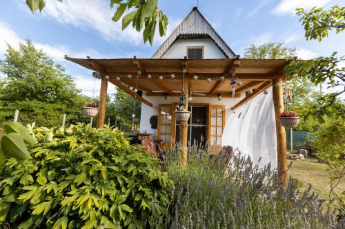 Draz House | Ruralna kuća za odmor White bike