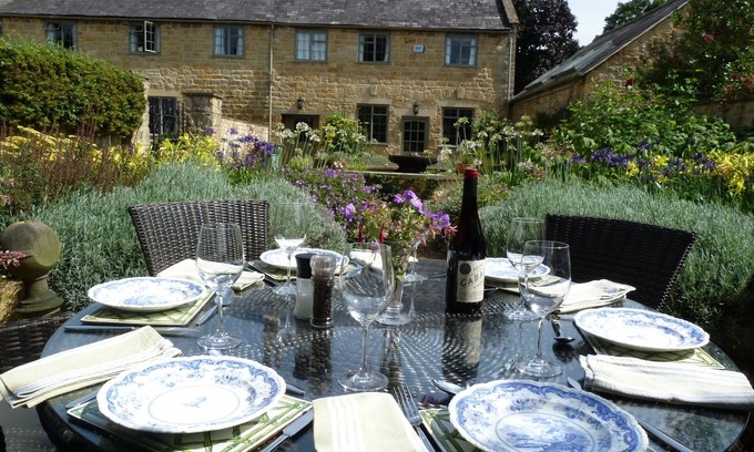 Broadway Cottage | Russell Court Cottage Historic 18th-Century Cotswold Retreat in Central Broadway