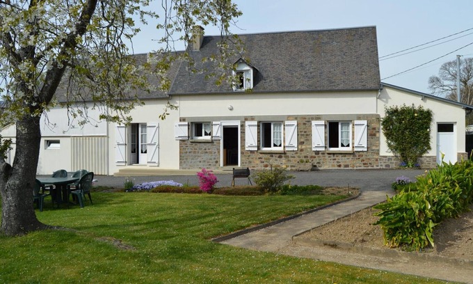 Saint-Quentin-sur-le-Homme Cottage | Rustic house with fireplace, garden and pets allowed