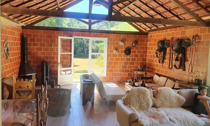 Comendador Levy Gasparian House | Rustic site with lakes