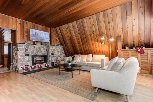 Sudbury House | Rustic A-Frame with Hot Tub Fire pit Pool Table