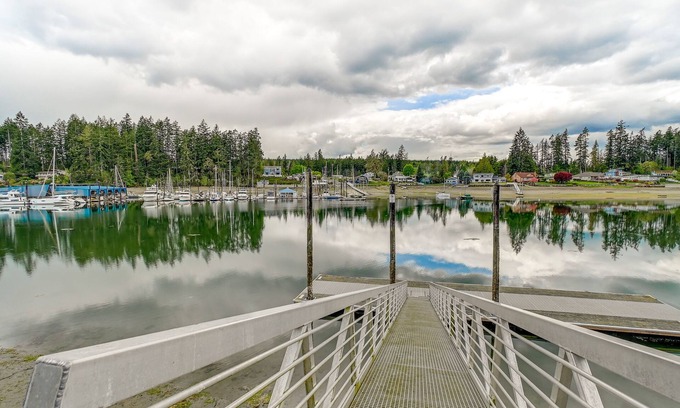 Allyn-Grapeview Cabin | Rustic Allyn Cabin: Private Isl Community w/Kayak