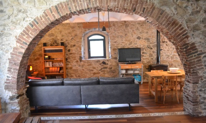 Vilamaniscle House | Rustic and slow stone house with Wifi and Garden.