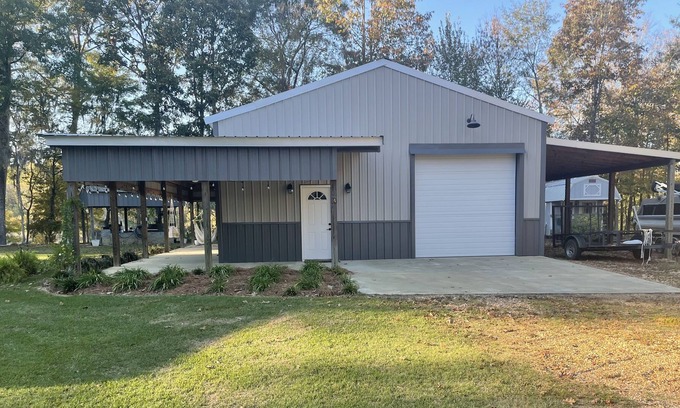 Selma House | Rustic Barn on Alabama River!