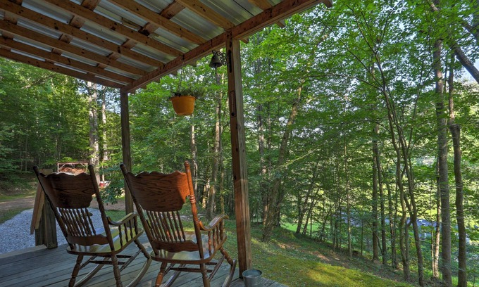 Briceville Cabin | Rustic Briceville Cabin w/Porch Tucked in Forest!