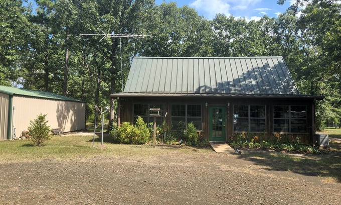 Broaddus Cabin | Rustic cabin Broaddus, Tx. 1m to Powell Park Marina Lake Sam Rayburn