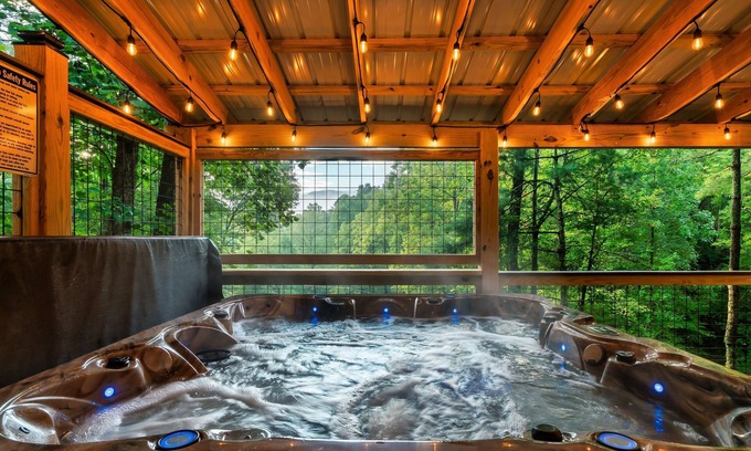 Gatlinburg - Pigeon Forge Cabin | Rustic Cabin in 4 acres★120" Home Theater★HotTub★Game Room★Pet Friendly