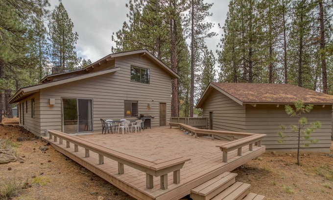 Overlook Park House | Rustic Cabin in Sunriver with Modern Amenities and SHARC Passes!