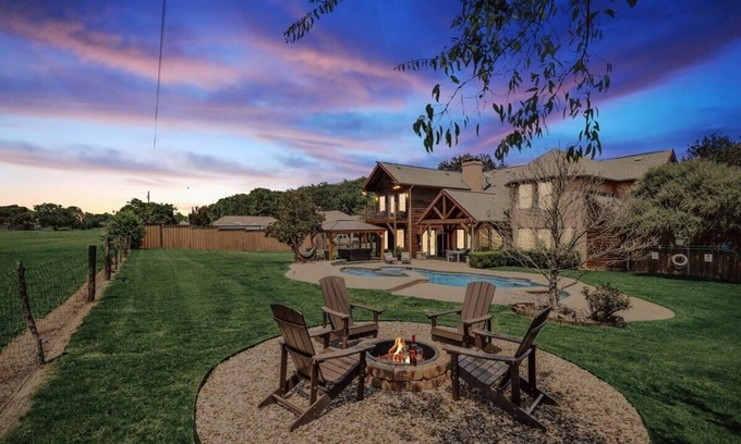 McKinney House | Rustic Cabin Mansion - Hot tub, Gym, Cinema, Pool