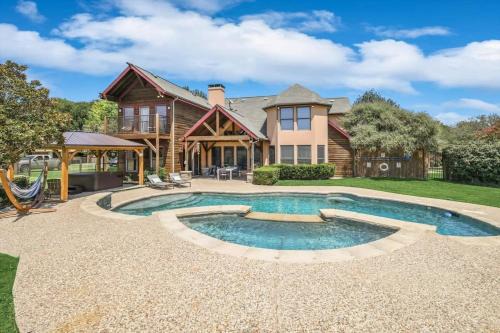 McKinney House | Rustic Cabin Mansion - Hot tub Gym Cinema Pool