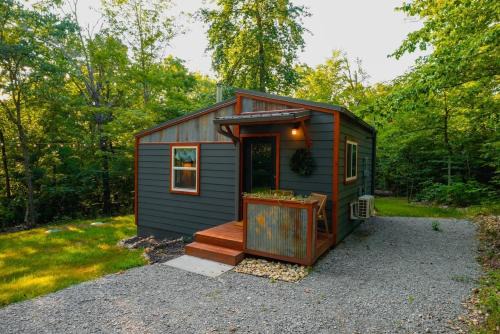 Powell House | Rustic Cabin Retreat - Cozy Stove & Fresh Eggs