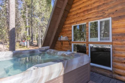 Island Park Apartment | Rustic Cabin Retreat - Hot tub - Fire pit - BBQ -