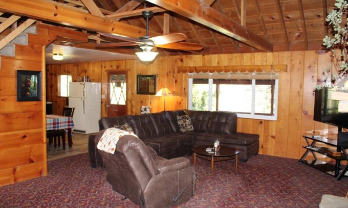 Oakhurst House | Rustic Chapparal Cabin at Bass Lake Heights