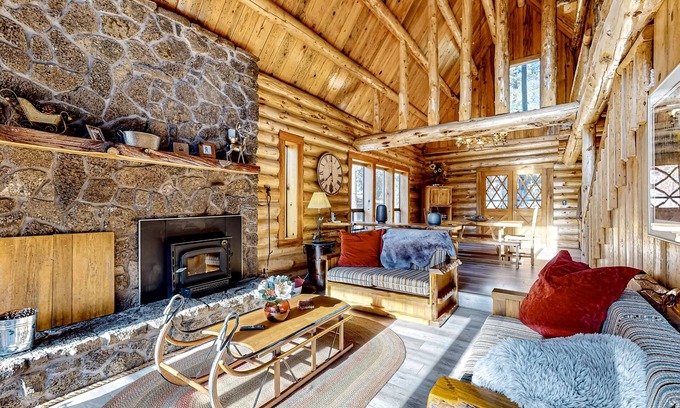 La Pine Cabin | Rustic Charm: Spacious log cabin, close to outdoor adventures, cozy vibes