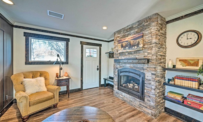 Manhattan Apartment | Rustic-Chic Apartment w/Gas Grill: 20 Mi to MSU!