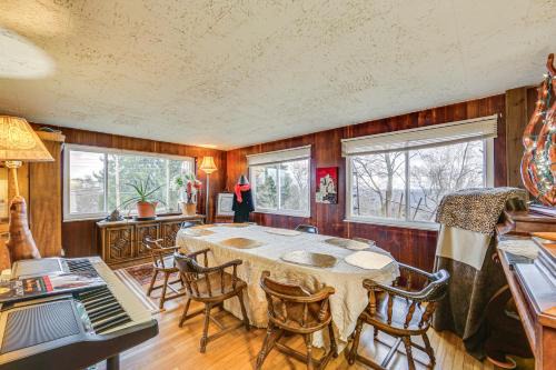 West Mifflin House | Rustic Chic Retreat 4 Mi to Kennywood!