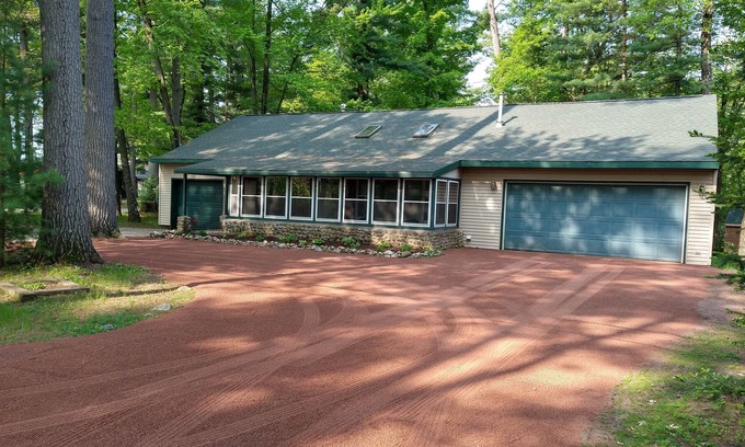 King House | Rustic Cottage - Chain O’ Lakes- Easy access to Taylor Lake Boat Landing.