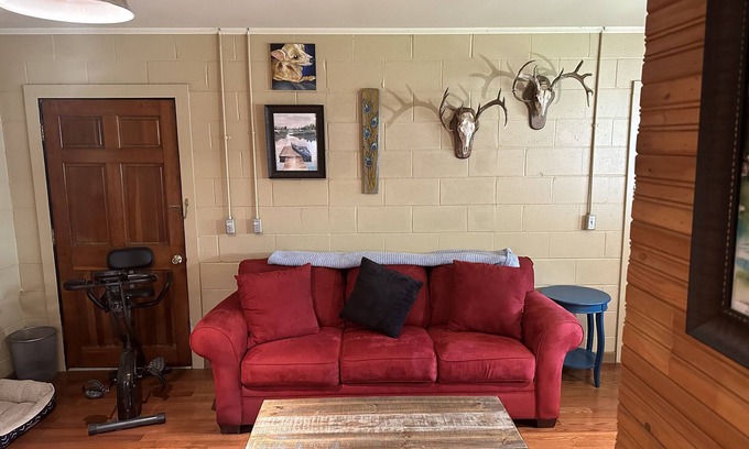 Delhi Cottage | Rustic cottage getaway close to lake and golf course