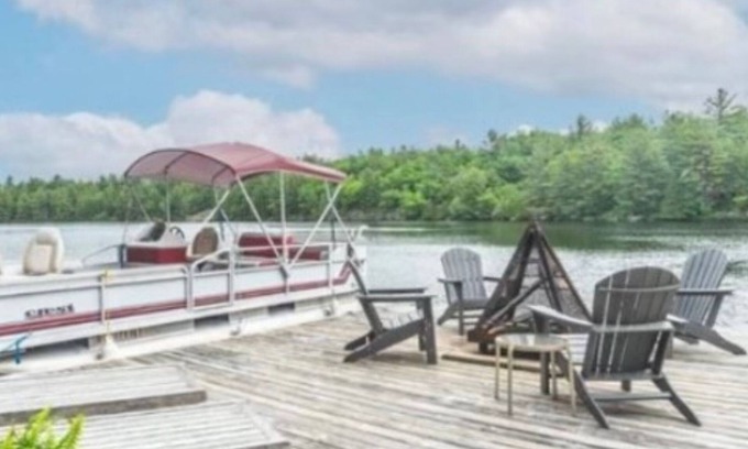 Georgian Bay Cottage | Rustic cottage in the Muskokas! Rare lakeside 4 BR, with dock, wifi + AC