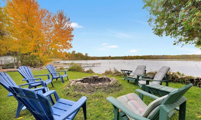 Kirkfield Cottage | Rustic Cottage w/Heating + Kitchen + Canal Lake