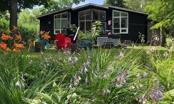 Kirkfield Cottage | Rustic cottage w/hot tub