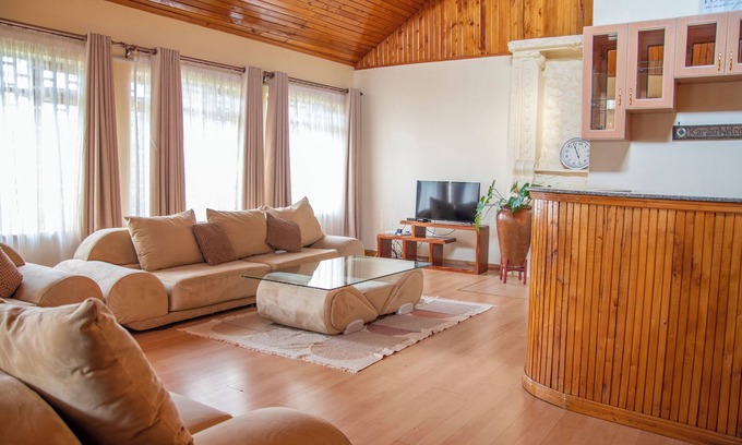 Nairobi Cottage | Rustic cottage with chimney & garden UN BLUEZONE