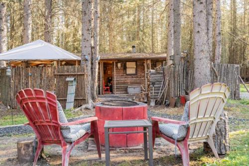 Bragg Creek Apartment | Rustic Cozy Cabin with hot tub