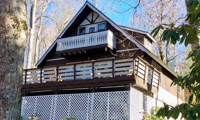 Newland Ski Chalet | Rustic, cozy chalet close to fishing & hiking