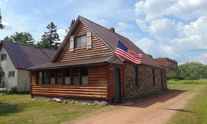Trout Creek House | Rustic Cozy Cottage! Snowmobile,ATV Trails, Bond & Agate Falls, Bruce Crossing!