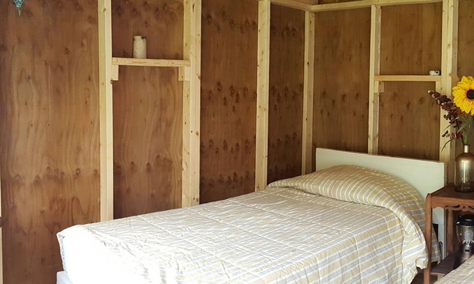 Emily House | Rustic Cozy Sleeping Hut - Two Twin Beds