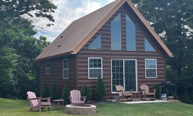 Jonesborough Cabin | Rustic Elegance, 1 bedroom cabin in the heart of Jonesborough.