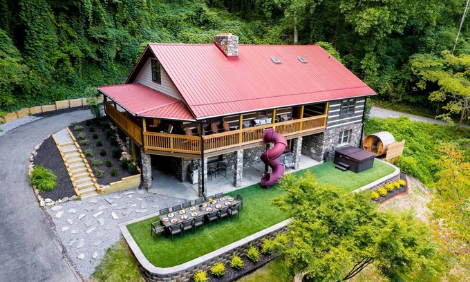 Weaverville House | Rustic Elegance, Theatre, Arcade, Sauna, and Mountain Views @ Beaver Cabin