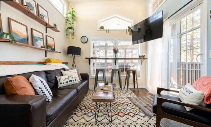 Woodland Park House | Rustic Escape| Fireplace, BBQ Grill & Scenic Views