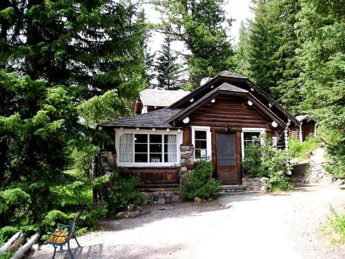 Island Park House | Rustic Family Cabin Nestled Among the Towering Trees in Idaho