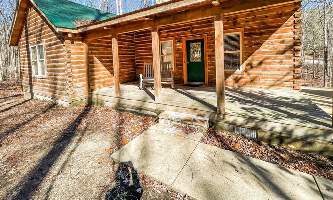 Fort Payne Cabin | Rustic Getaway! Tucked Away Cabin at Little River Canyon