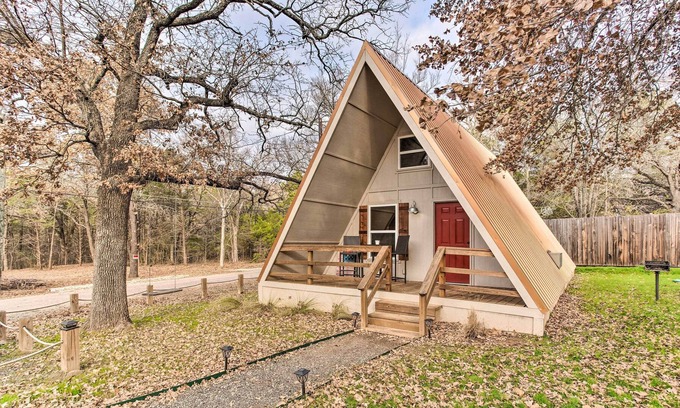 Gordonville Cabin | Rustic Gordonville Cabin w/ Shared Fire Pit!
