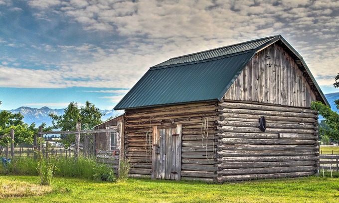 Grantsdale Cottage | Rustic Hamilton Farmhouse: Stunning Mtn Views
