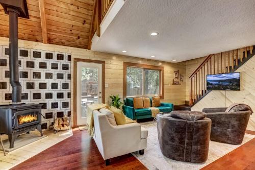 Christmas Valley House | Rustic Haven - Hot tub & Pet friendly