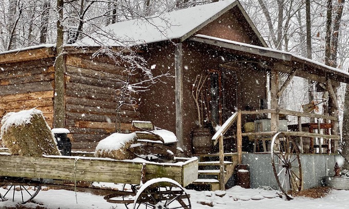 Berryville Cabin | Rustic & historic cabin with firepit, private hot tub, front porch, river access