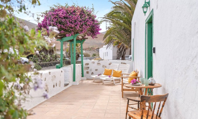 Tao House | Rustic Holiday Home "Casa Rural Tamia" with Terrace and Mountain View, Wi-Fi