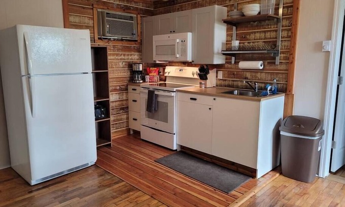 Wellston House | Rustic Hook Lodge, Steelhead Suite