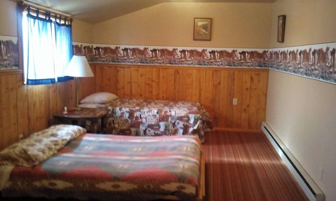 Dillon Cabin | Rustic, Horse Prairie Room with 3 Beds in Grant MT.
