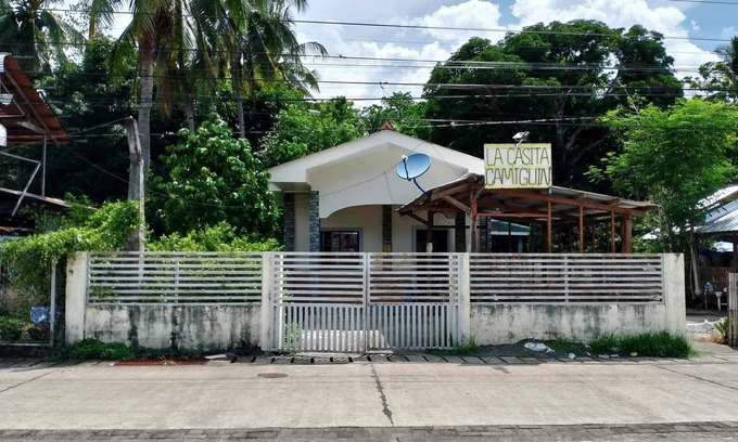Catarman House | Rustic Island Retreat: Cozy 2BD Getaway with Starlink Wi-Fi Parking & AC