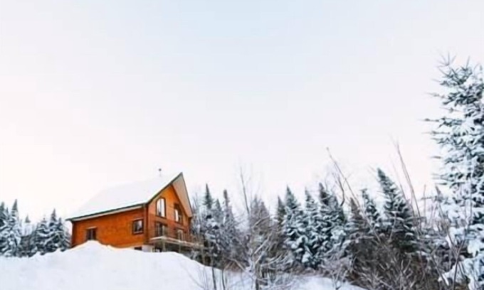 Saint-Paul-de-Montminy Ski Chalet | Rustic log cabin on the mountainside