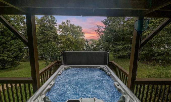 Hickory Cottage | Rustic Lakefront Retreat w/Hot Tub & Pet Friendly