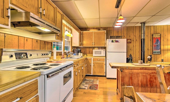 Linville Falls Cottage | Rustic Linville Falls Cottage w/Fire Pit!