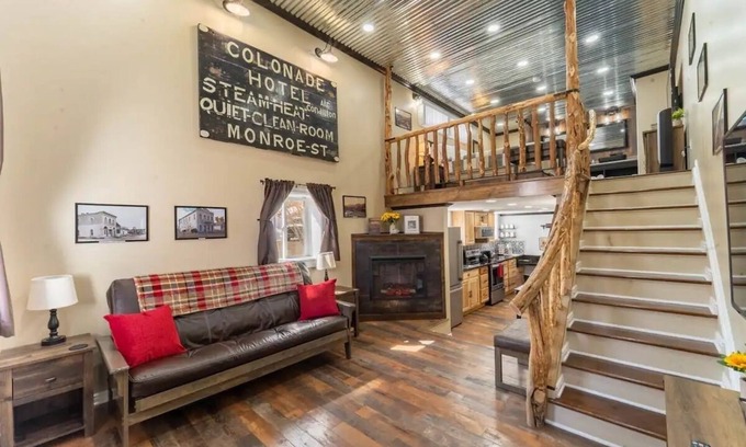 Eureka Apartment | Rustic Loft @ historic Colonnade Hotel